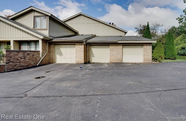 Building Photo - 1631 S Hill Blvd