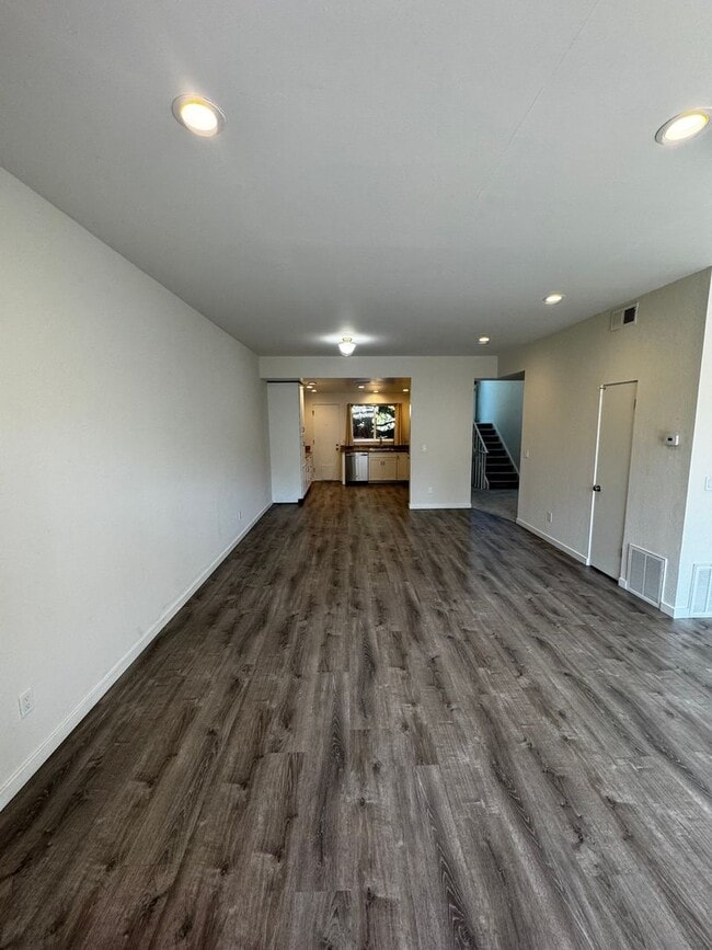 Building Photo - Gorgeous Updated 3-Bedroom Townhome in Pri...
