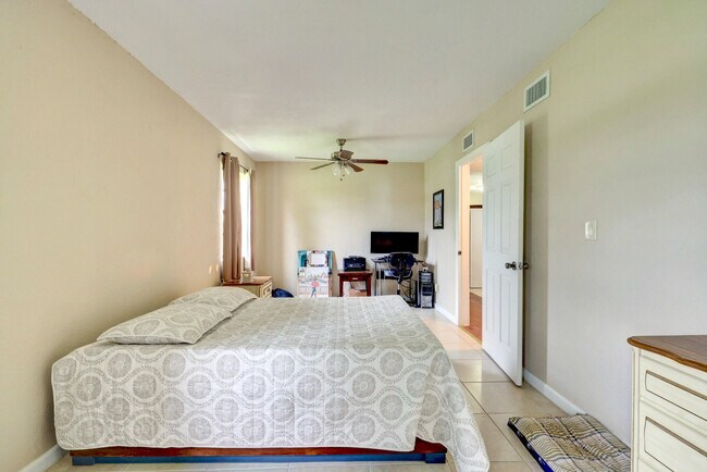 Building Photo - 141 SE Serenata Ct