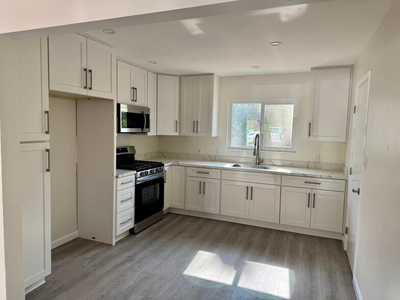 Primary Photo - 9101 Creekford Dr