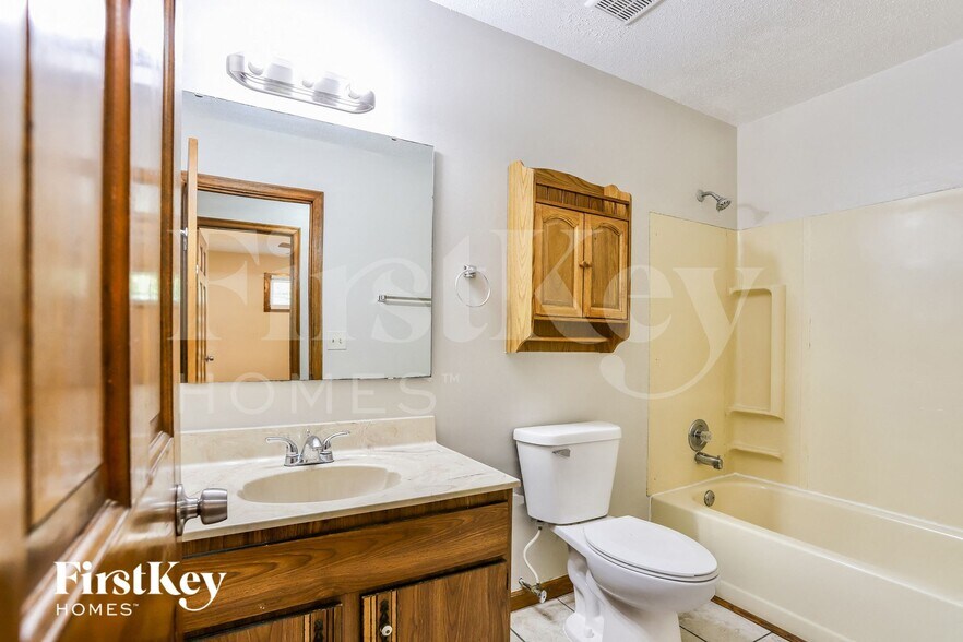 Building Photo - 405 Montbrook Dr