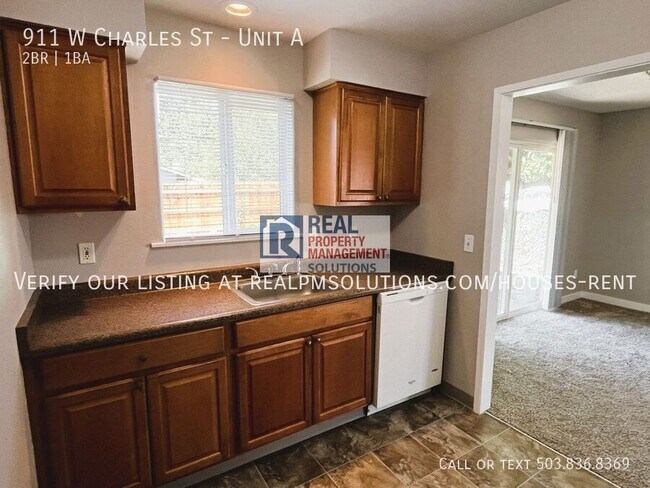 Building Photo - 911 Charles St