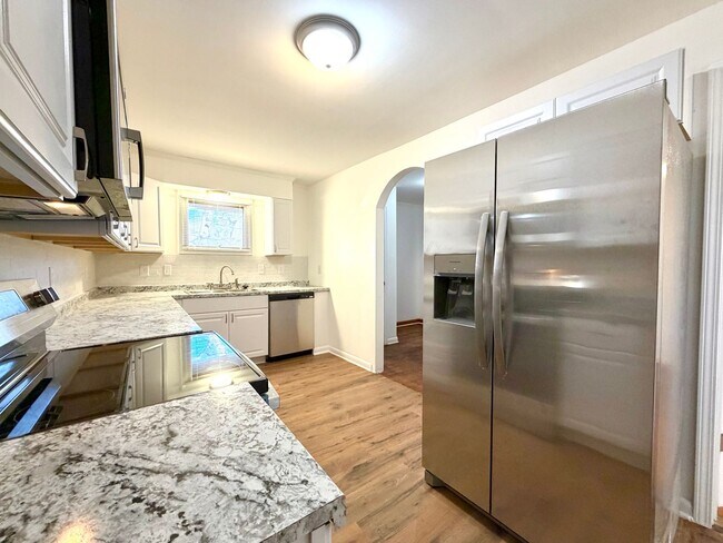 Building Photo - 887 Elwood Dr