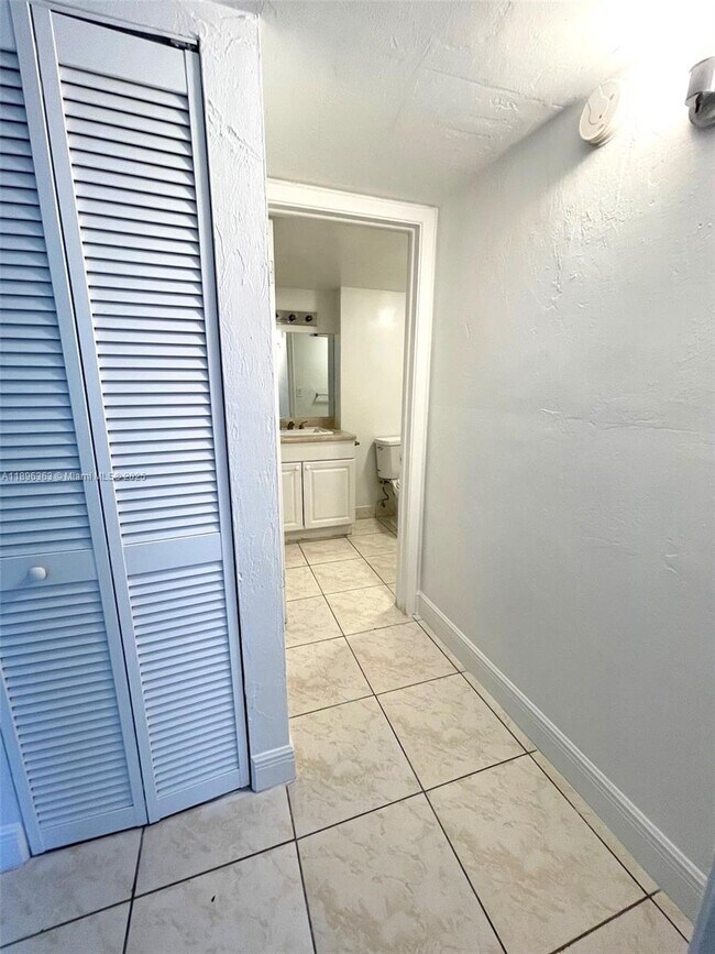 Building Photo - 9143 SW 77th Ave