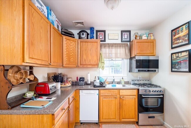 Building Photo - 130 Taft Ave