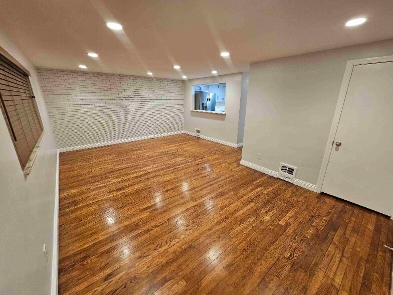 Building Photo - 1606 Greentree Rd