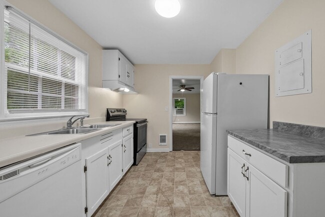 Building Photo - 2 Bedroom Home For Rent Near APSU!