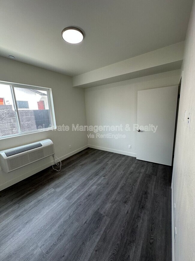 Building Photo - 226 W 87th St
