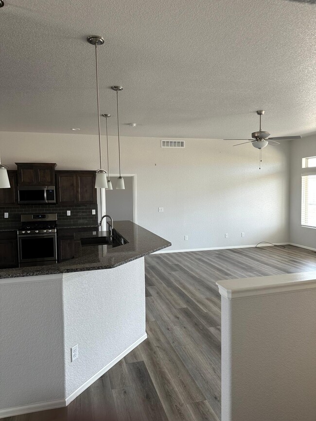 Building Photo - 1343 N Dailey Dr