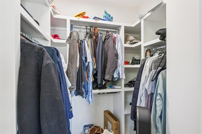 Building Photo - 2916 E 13th St