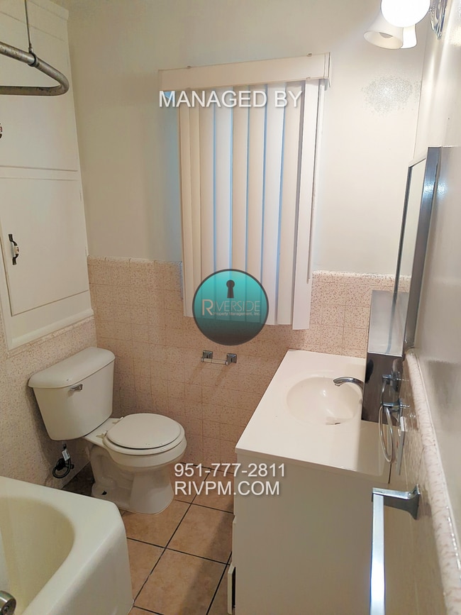 Building Photo - This centrally located Riverside duplex will go fast!!