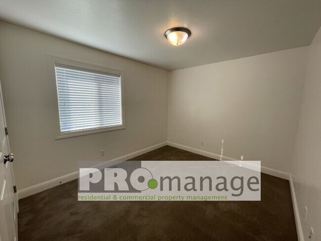 Building Photo - 3 Bed, 2 Bath Town Home w/ 2 Car Garage - Idaho Falls