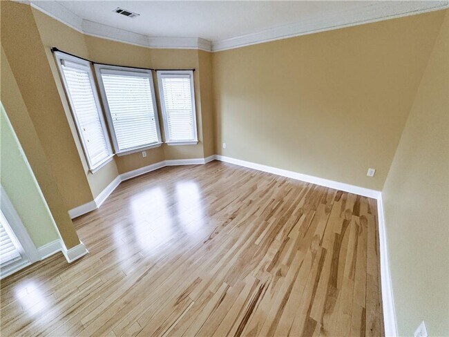 Building Photo - 2435 Manor View