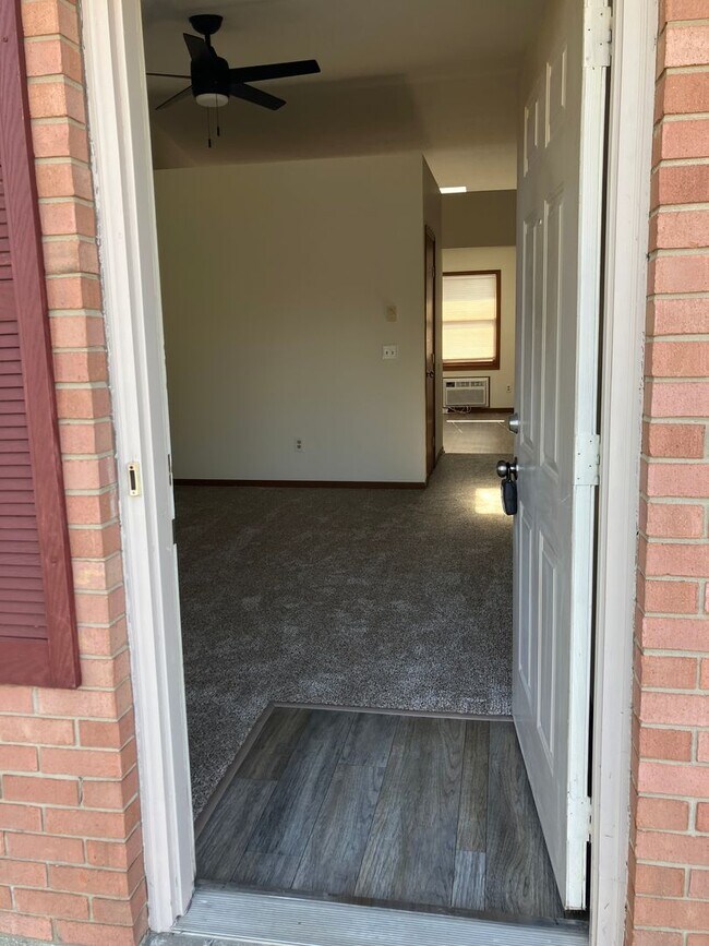 Building Photo - Ranch Style - Remodeled 2 Bedroom, 1 Bath ...