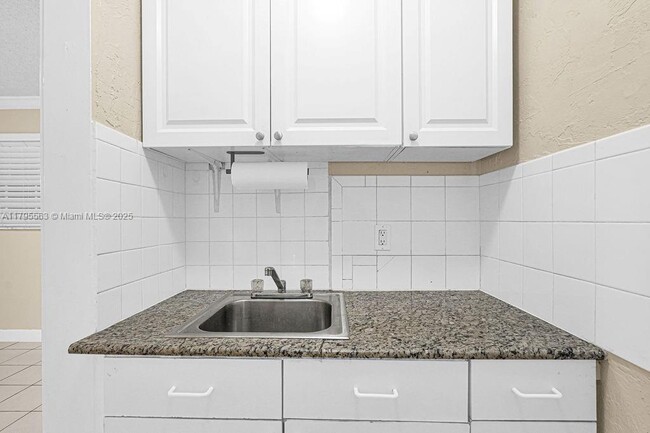 Building Photo - 2400 SW 103rd Ct