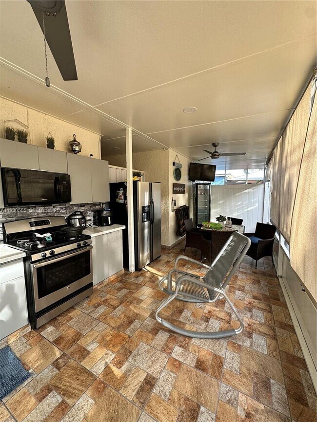 Building Photo - 5010 E 1st Ave