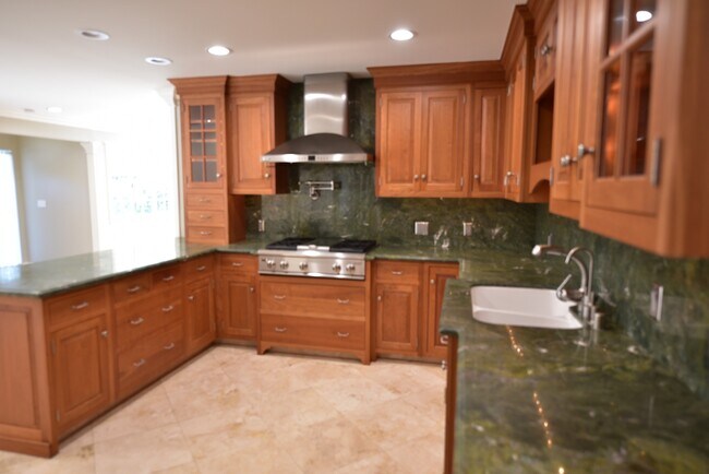 Kitchen peninsula - 1287 Westwood St