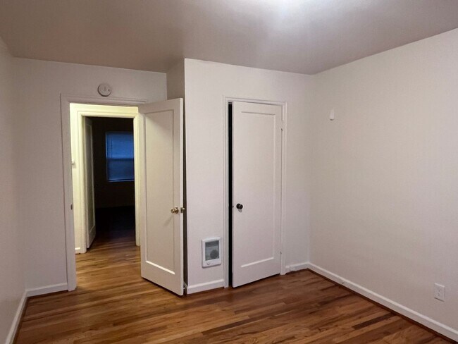 Building Photo - Stunning 2 Bed, 1 Bath Vintage Charmer!