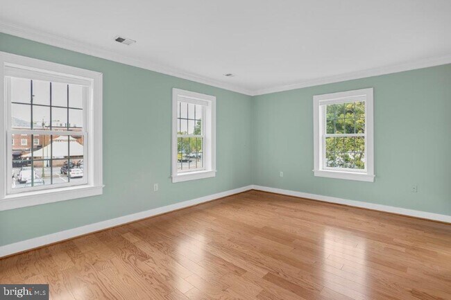 Building Photo - 117 E Dover St