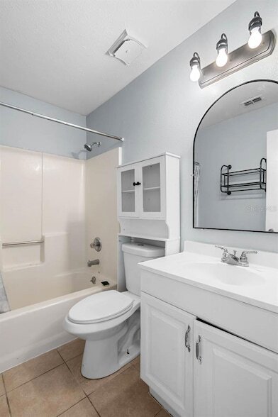 Building Photo - 1424 Vinetree Dr