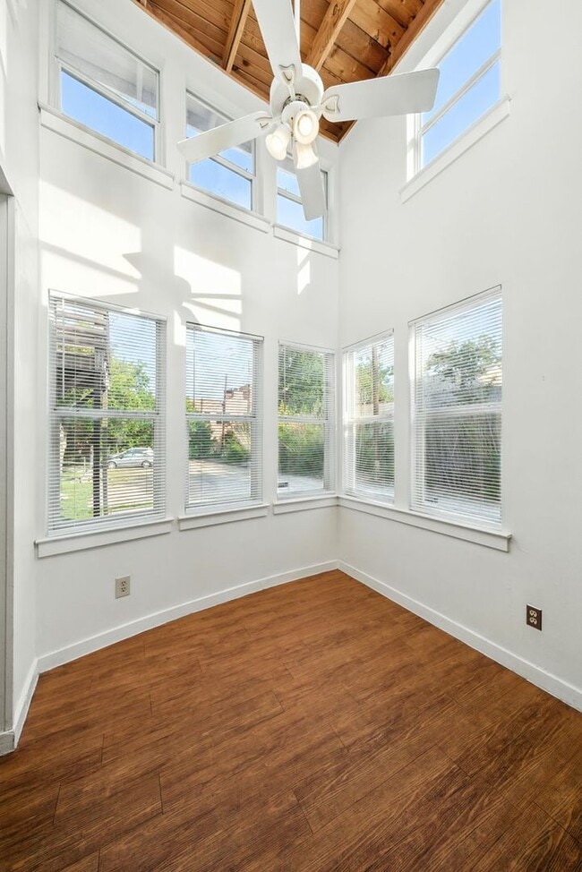 Building Photo - UT PRE-LEASE: 5 bed / 3 bath Remodeled Wes...