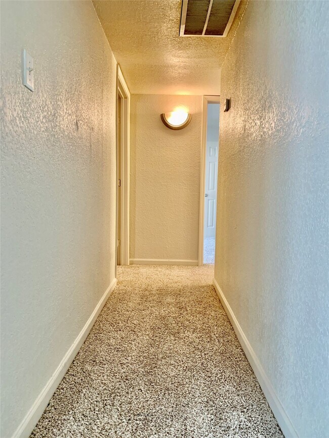 Building Photo - 8100 Creekbend Dr