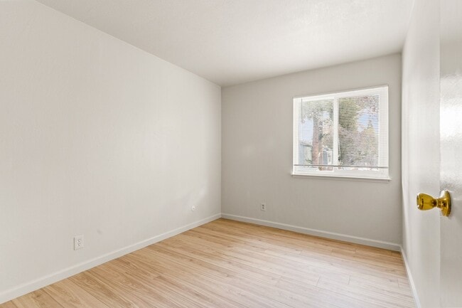 Building Photo - Large 3BD Townhome Style Apartment w/ Brand New Flooring in Hayward