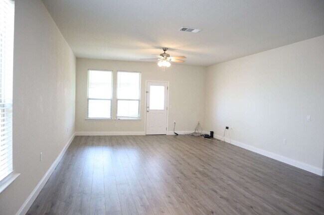 Building Photo - "Charming 3-Bed, 2-Bath Oasis in Austin!!