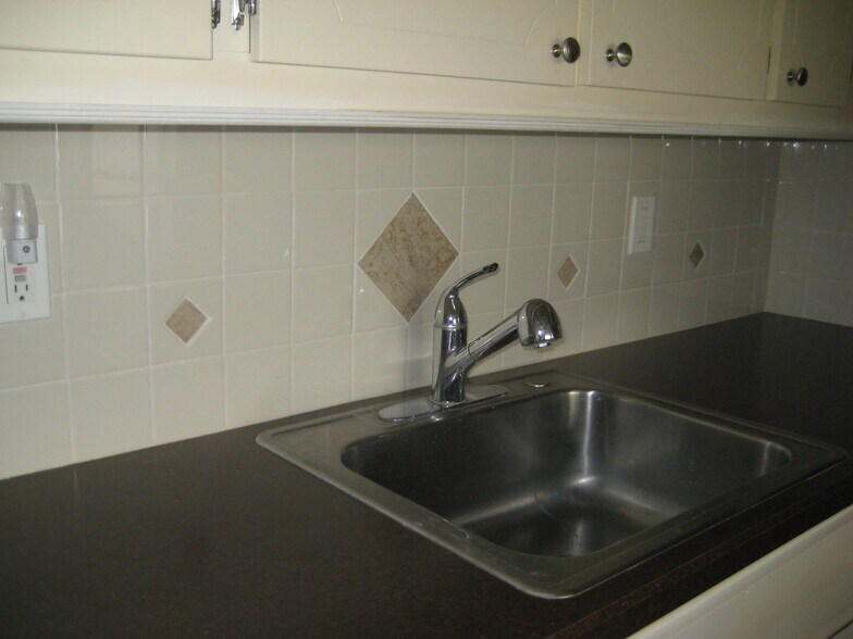 Building Photo - 210 Horizons E