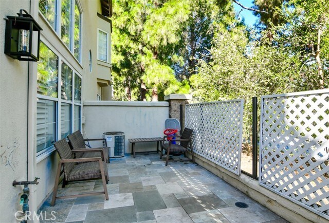 Building Photo - 44 Anjou