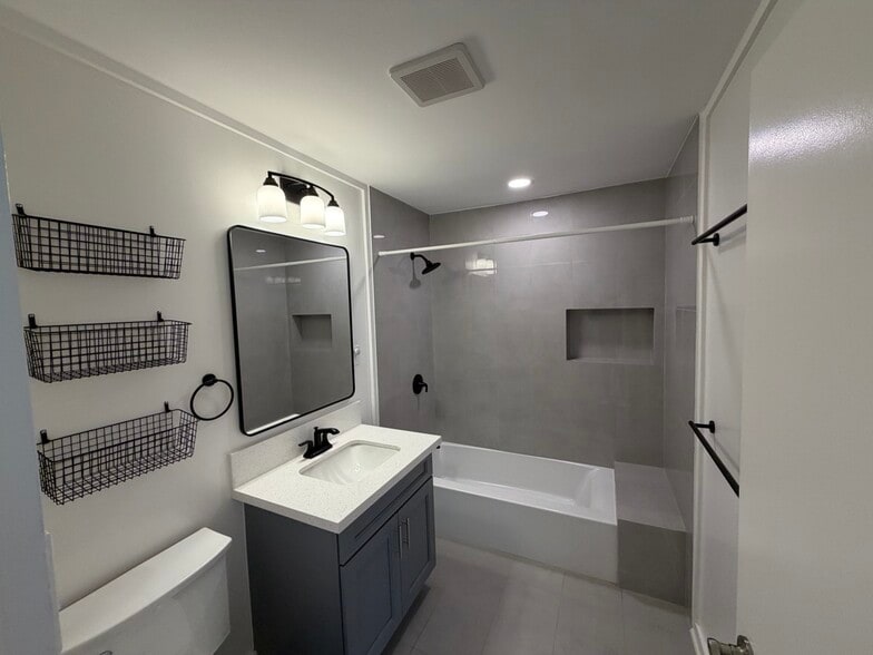 Building Photo - 45-005 Malulani St