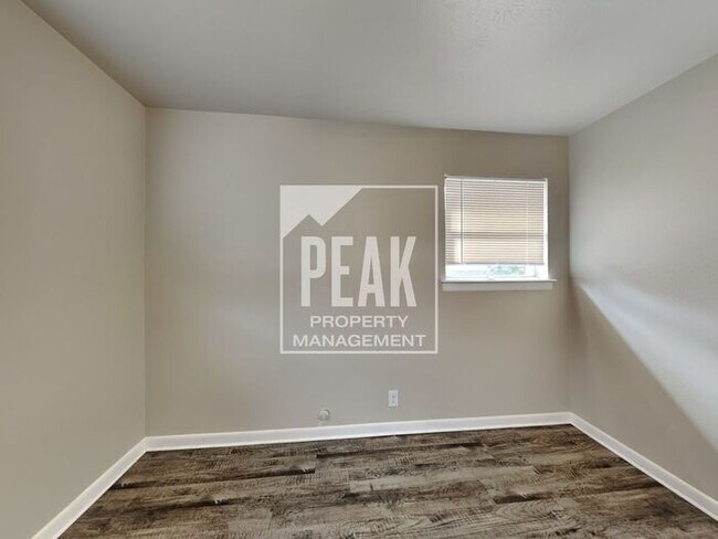 Building Photo - $1900 Charming 3/2 in Beautiful Wedgewood!