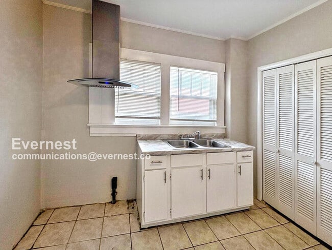 Building Photo - 525 53rd St Ens