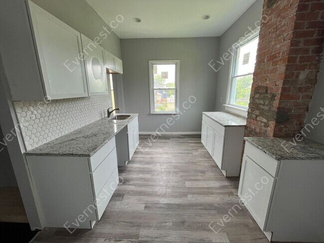 Building Photo - 291 Englewood St