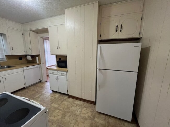 Building Photo - Walking Distance to Winthrop