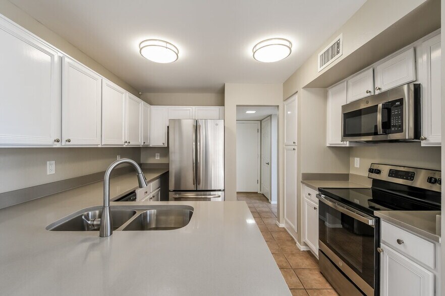 Building Photo - 2345 E Gelding Dr