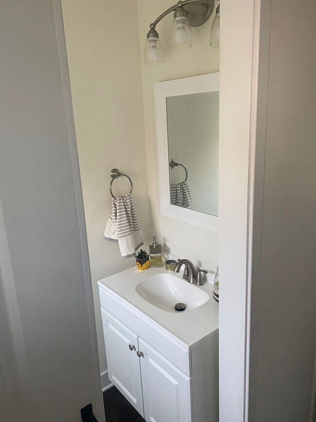 Building Photo - Room in 3 Bedroom Townhome at Seigle Point Dr
