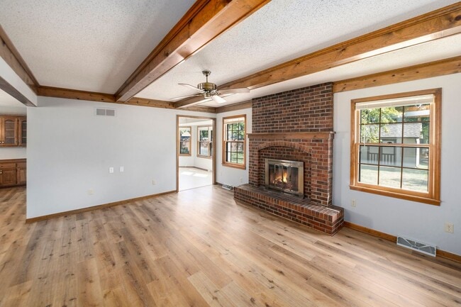 Building Photo - Charming 3 Bed 2.5 Bath Raised Ranch