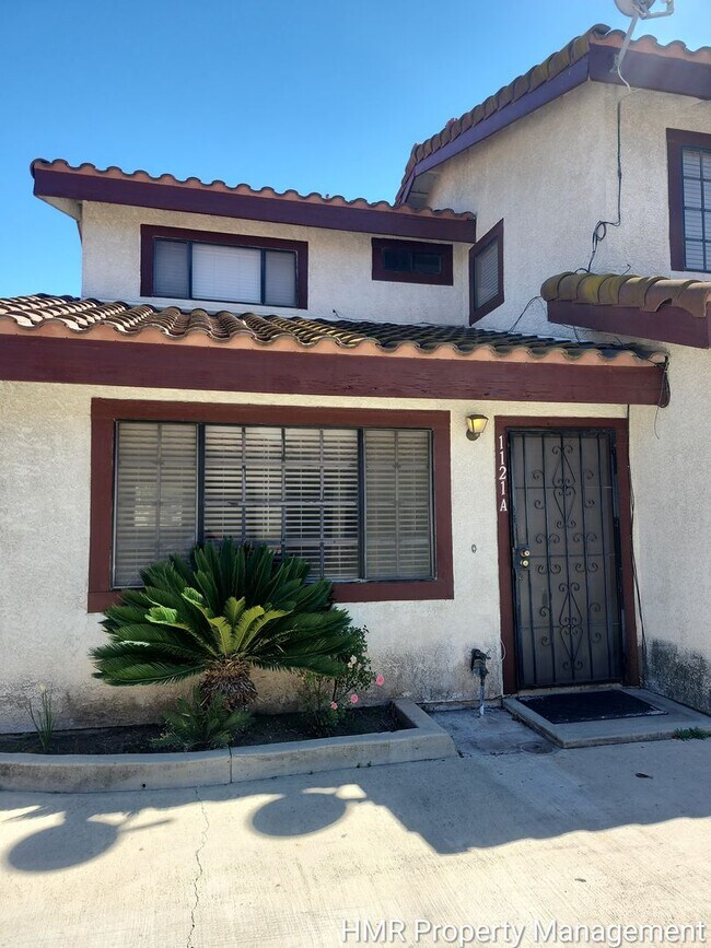 Building Photo - Spacious Town House