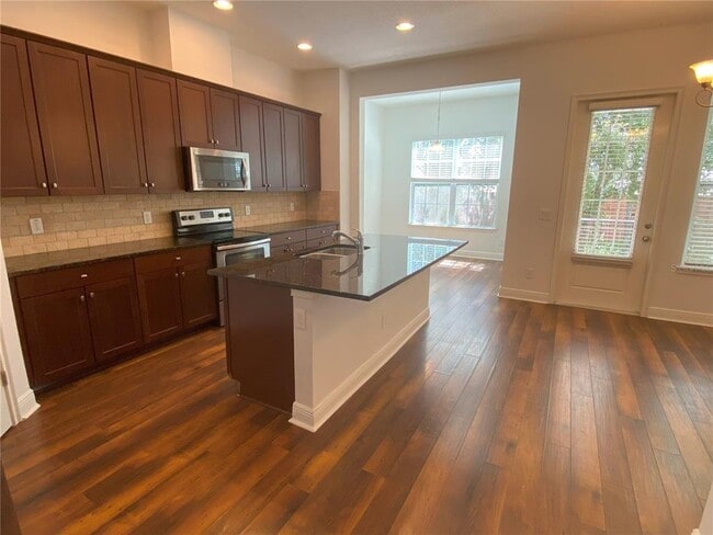 Building Photo - 1024 Parma Cir