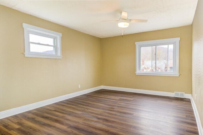 Building Photo - 2319 7th Ave