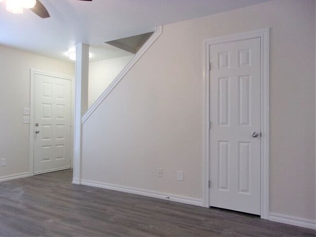 Building Photo - 2 BED 1.5 BATH TWO STORY TOWNHOUSE- WARR A...