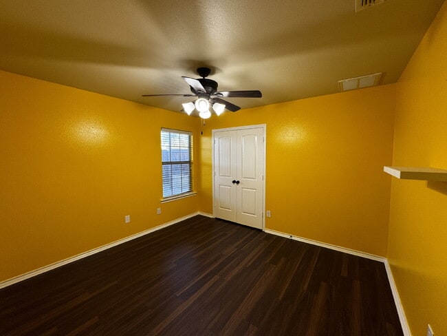 Building Photo - Stunning Spacious Home in Lovely Neighborhood!