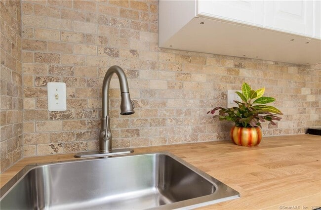 Building Photo - 241 Maple Rd