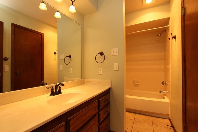 Building Photo - 4700 Hemlock Ln