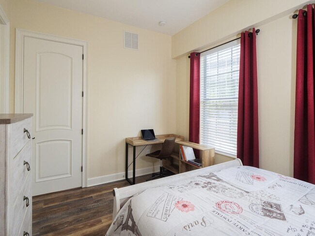 Building Photo - Jackson Square - Remodeled 2 Bedroom, 2 Bathroom Condo