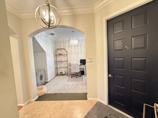 Building Photo - Two-story Upscale Townhouse located at Bel...