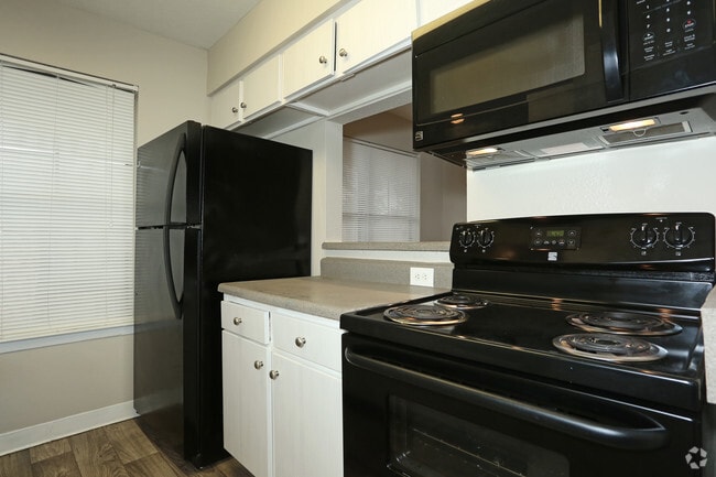 2BR, 1BA - 813SF - z - Historical - The Pointe