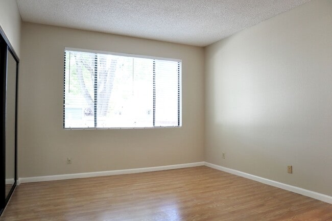Building Photo - Charming condo in Fremont in a beautiful community – HUGE balcony!