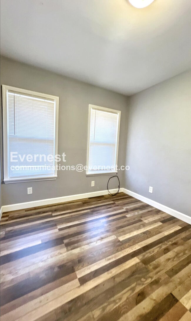 Building Photo - 1402 E 65th St